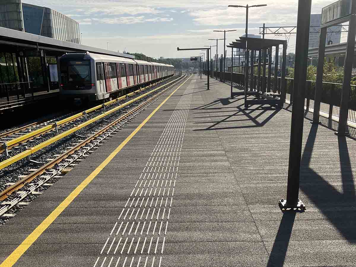 GFK-Brückenbelag für einen provisorischen Bahnsteig: sicher, langlebig und leicht zu (de)montieren