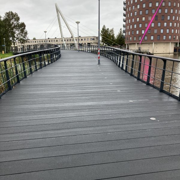 Schuin afgewerkte GVK profielen en GVK brugdekken zorgen voor snelle montage